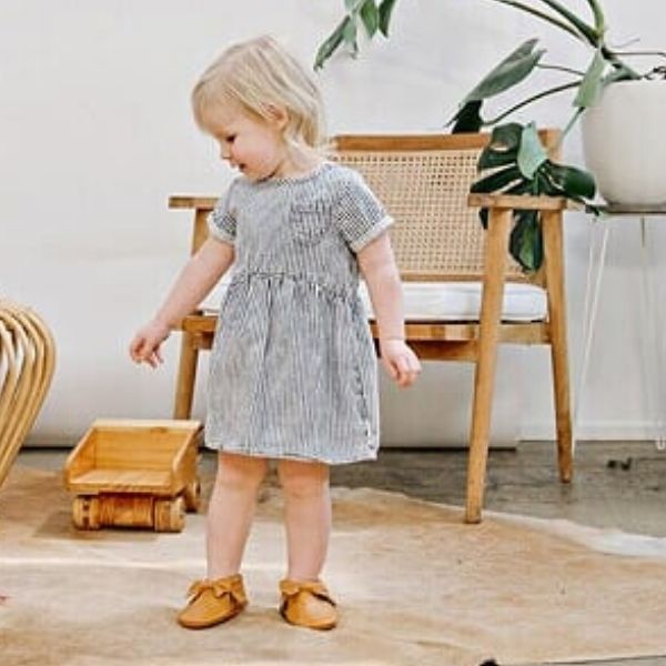 Toddler-standing-Wearing-Caramel-Bow-Baby-Soft-Sole-Shoes